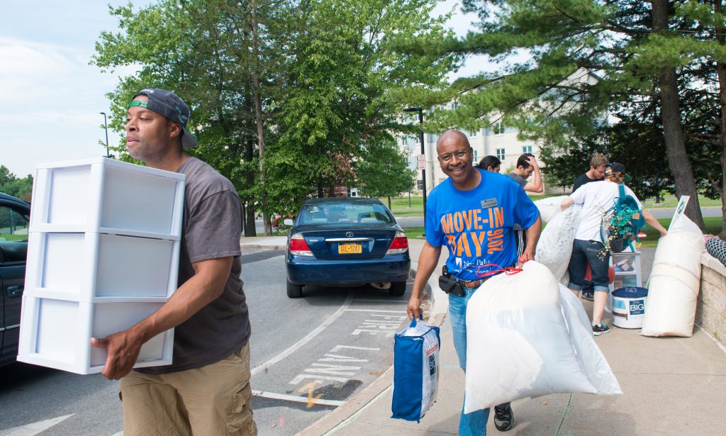 Students, faculty and staff pitch in on new student MoveIn
