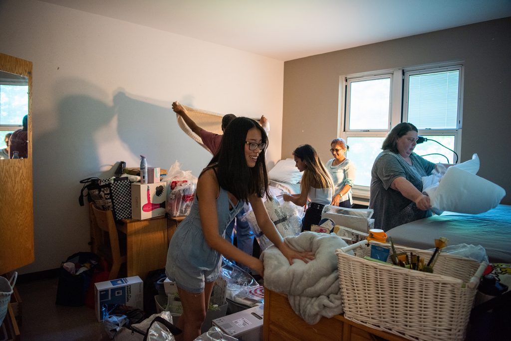 to campus! Students, faculty and staff lend a hand on MoveIn
